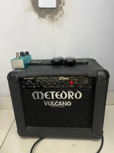 Pedal cabo sem fil e caixa de som