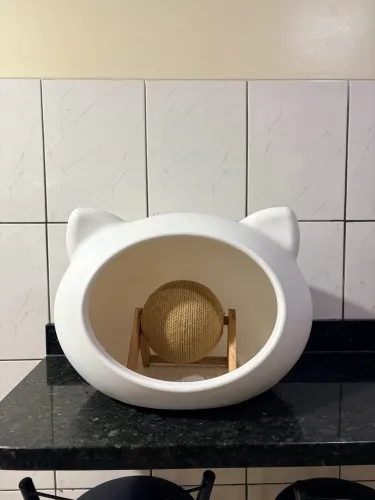 Casinha para gato guisa Pet altamente resistente e vem com arranhador de bola
