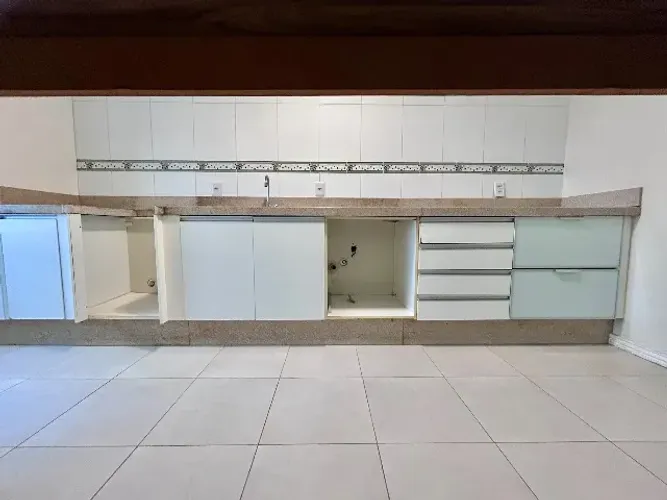 Cozinha com pia de granito. Dimensões: - bancada de 4 x 0,58 m. Total de armário com 5 m. 