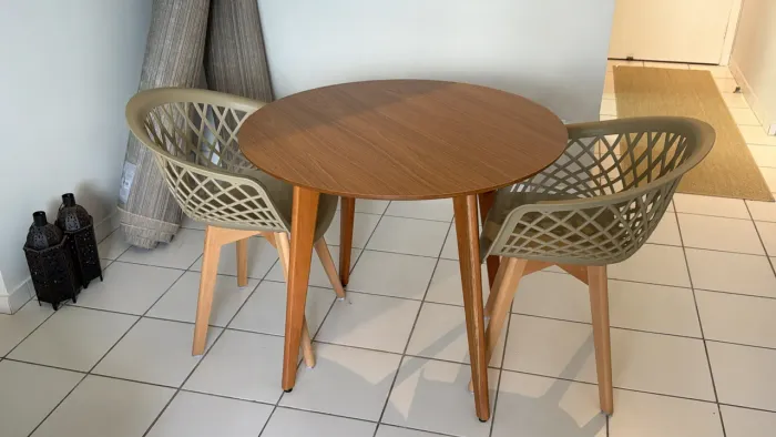 Mesa redonda com 2 cadeiras