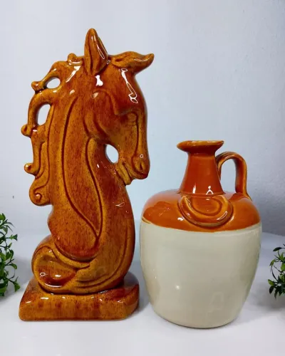 Decoração Âmbar em Cerâmica: Busto de Cavalo e Garrafa Vintage.