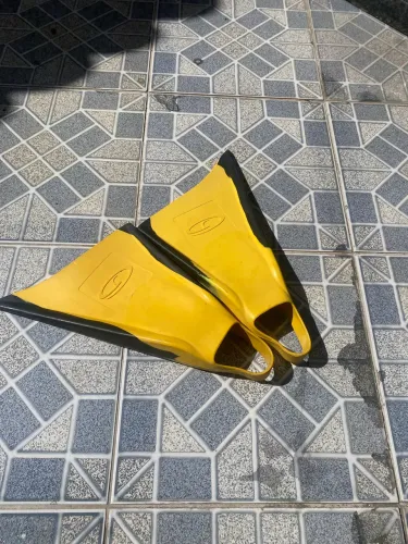 Vendo pé de pato/nadadeira Genesis. Novo, com nenhum ressecado. Tamanho small