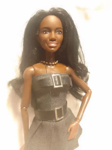 Barbie negra mattel articulada  30cm