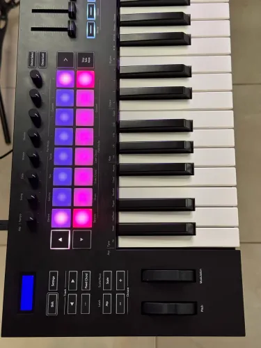 Teclado controlador Novation LaunchKey Mk3 49