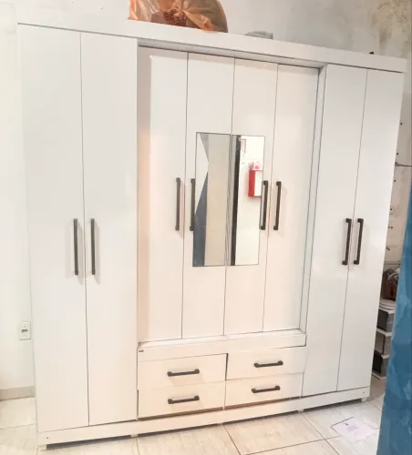 Guarda roupa 8 portas e 4 gavetas