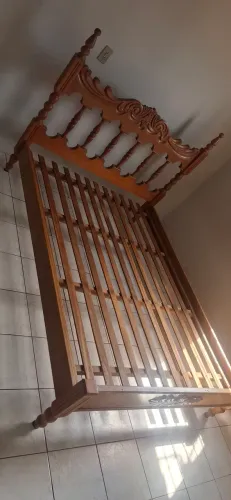 Cama de madeira de casal