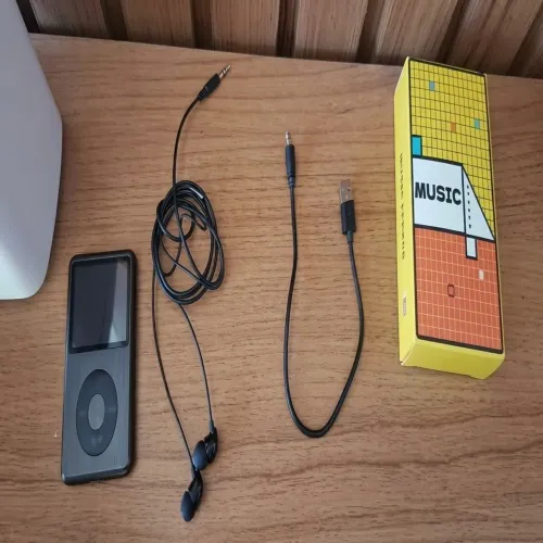 Innioasis y1 estado: médio problema:tela pouco arranhanda1xfone p2 incluso1xcabo usb c 