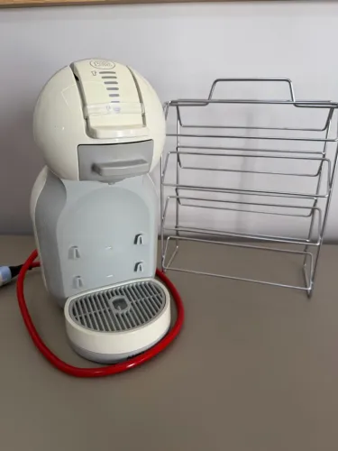 Cafeteira Dolce gusto + suporte de cápsulas brinde