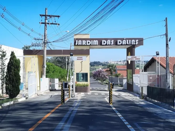 Casa em condomínio fechado Residencial Jardim das Dalias, Muito Barato Troco por Carros