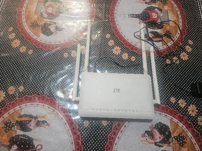 Modem com wifi ZTE GPON ONT ZXHN F6600 cor branco wii fi 6
