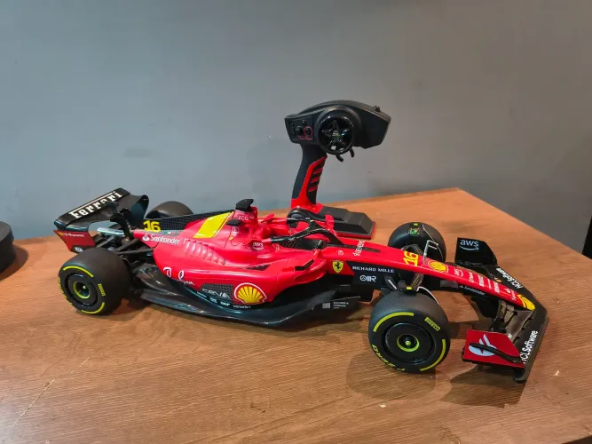 Miniatura escala 1/10 ferrari