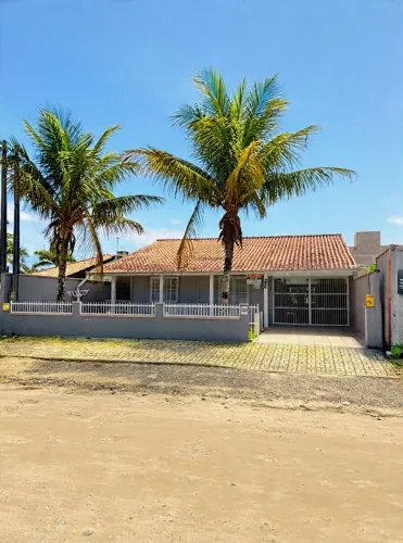 Casa com piscina e mesa de sinuca 