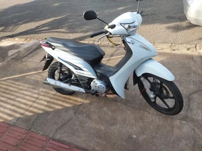 Moto econômica muito bem conservada com partida elétrica mais partida pedal freio a disco 