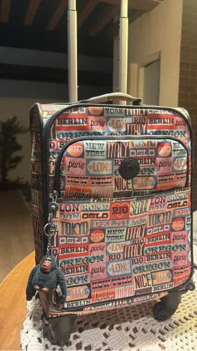 Mochila Kiplimg rodinhas 360 graus