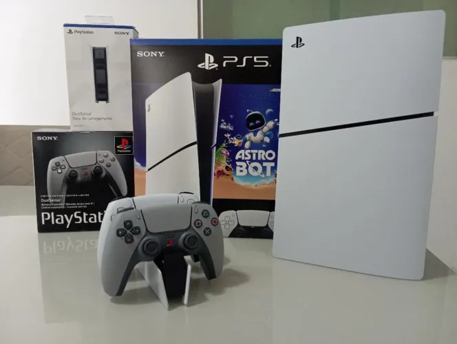 PS5 Slim Digital com 2 controles DualSense 1 sendo versão 30 anos, base carregamento Sony