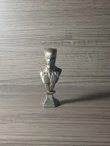 Busto de metal Pantera Negra / Omelete Box