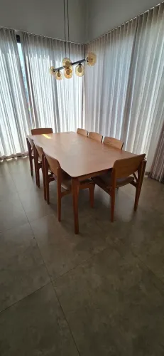 CONJUNTO MESA DE JANTAR 8 LUGARES, APARADOR E 2 BANQUETAS