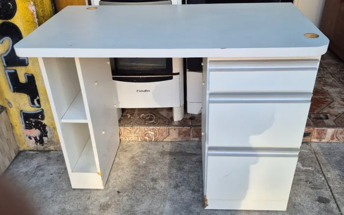 MESA DE COMPUTADOR COM GAVETA . MEDIDAS 1,00