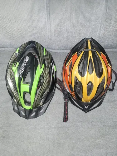 Capacete de bike os dois por 50 reais 