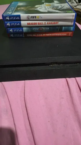 PLAYSTATION 4 SLIM 1TB ACOMPANHA 4 JOGOS E + 2 CONTROLES