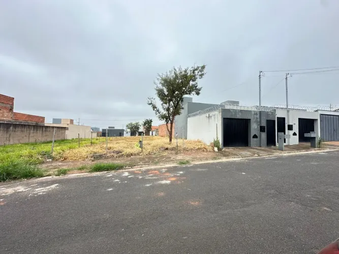 Terreno à venda no bairro Jardim Ipanema em Uberlândia