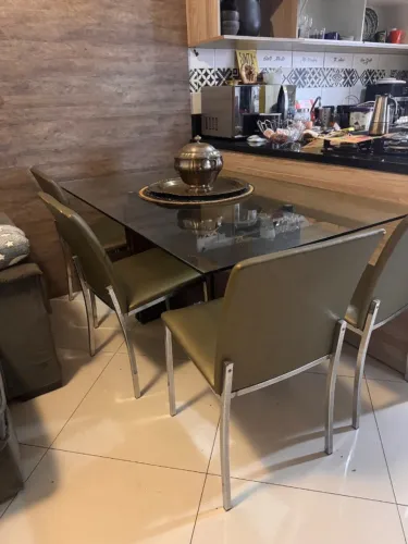 Mesa de jantar com 4 cadeiras