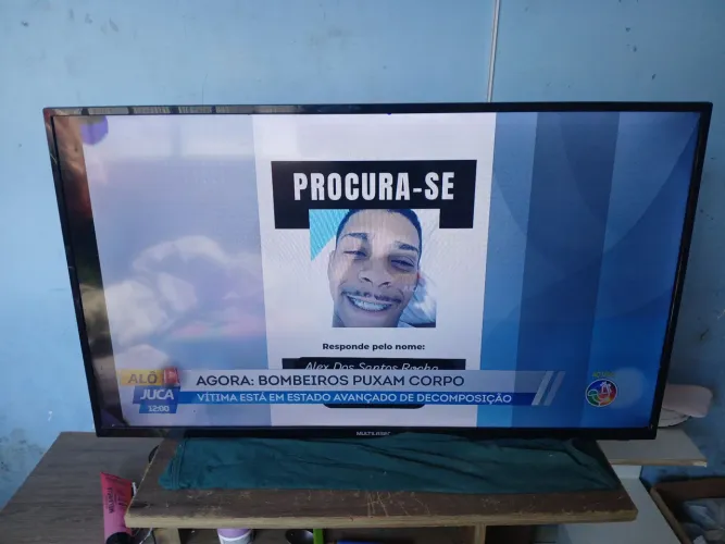 TV SMART 42 POLEGADA, ESTA COM 2 LINHAS NA TELA MAS N INTERFERE EM NADA 