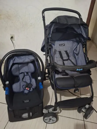 Carrinho de bebê + bebê conforto com base