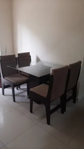 Mesa com 4 cadeiras