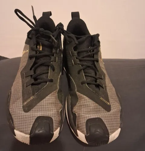 Tenis preto e cinza Tamanho42