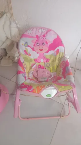 Cadeirinha de descanso vibra e toca 
