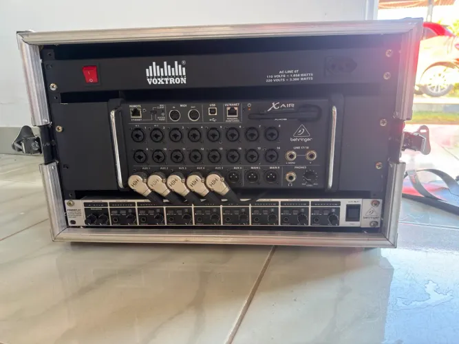 Vendo rack  com mesa digital x18, régua de energia e powerplay beringher