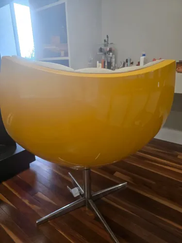 Poltrona giratória em tecido com costura captone!