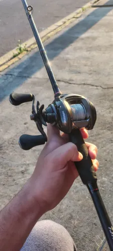 Vara Daiwa Strikeforce 17lbs + Carretilha Marine Ventura Vt-05