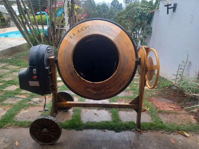 Betoneira 400L C/Motor Monofásico Menegotti 220v nova