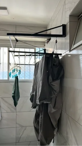 Varal de roupas a manivela preto de parede