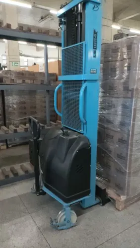 Empilhadeira semi elétrica