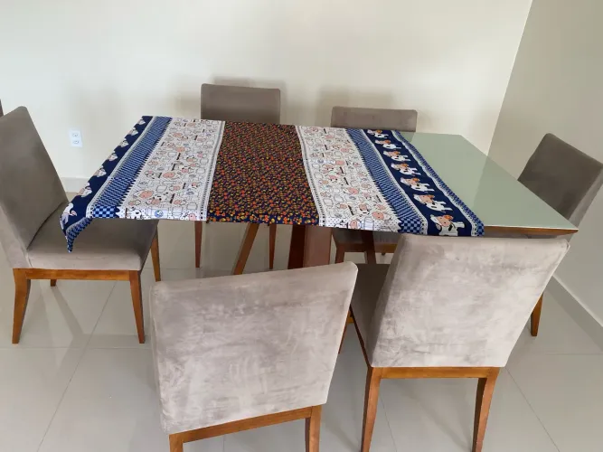 Mesa de Jantar com Tampo de Vidro e 6 Cadeiras Estofadas