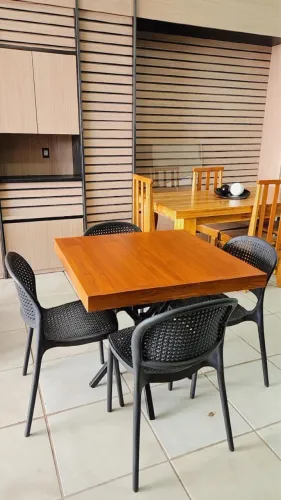 Mesa de 0,80 x 0,80 com 4 cadeiras