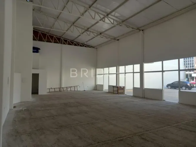 Loja com 10 vagas, no Quarto Distrito p locação.