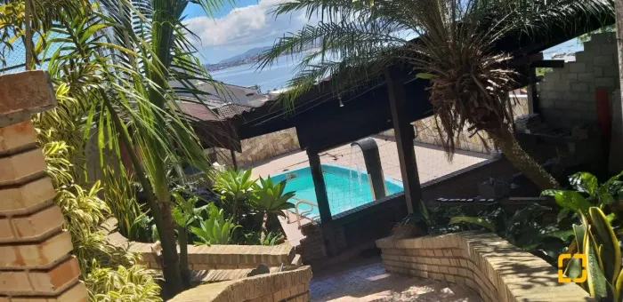 Casa 4 dormitórios com vista mar de todos os cômodos-