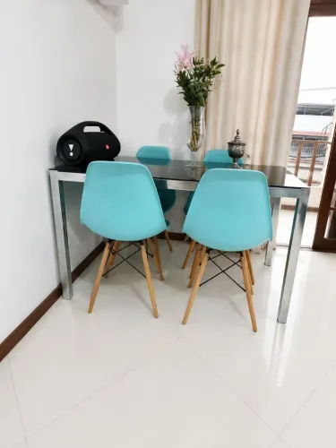 Painel de tv e mesa com 04 cadeiras 500.00