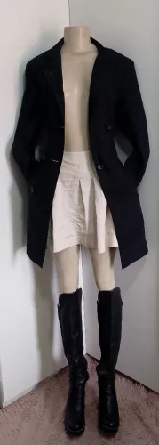 Conjunto de sobretudo, saia e bota
