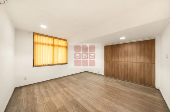 Sala à venda no Centro de São Paulo-SP: 1 sala, 2 banheiros, 77m² de área. Venha conferir!