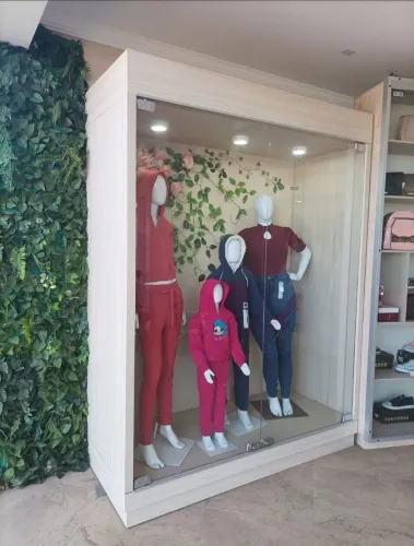 Vitrine para Manequins com Vidro Temperado