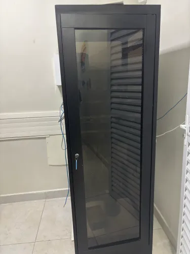 RACK DE PISO FECHADO 19" - 36U - 770 mm - PORTA DE VIDRO COM CHAVE