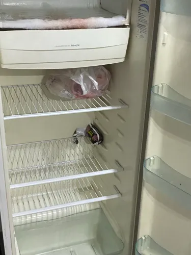 Vende-se uma geladeira usada mais muito conservada funciona perfeitamente