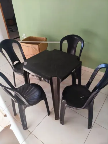 Mesa com 4 cadeiras retirar Segismundo