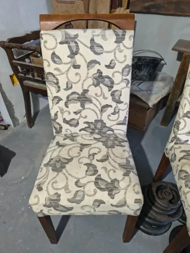 Par de cadeiras estofadas em bom estado