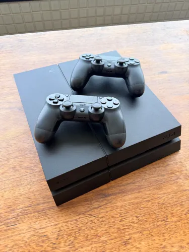 PlayStation 4 + dois controles + 5 jogos